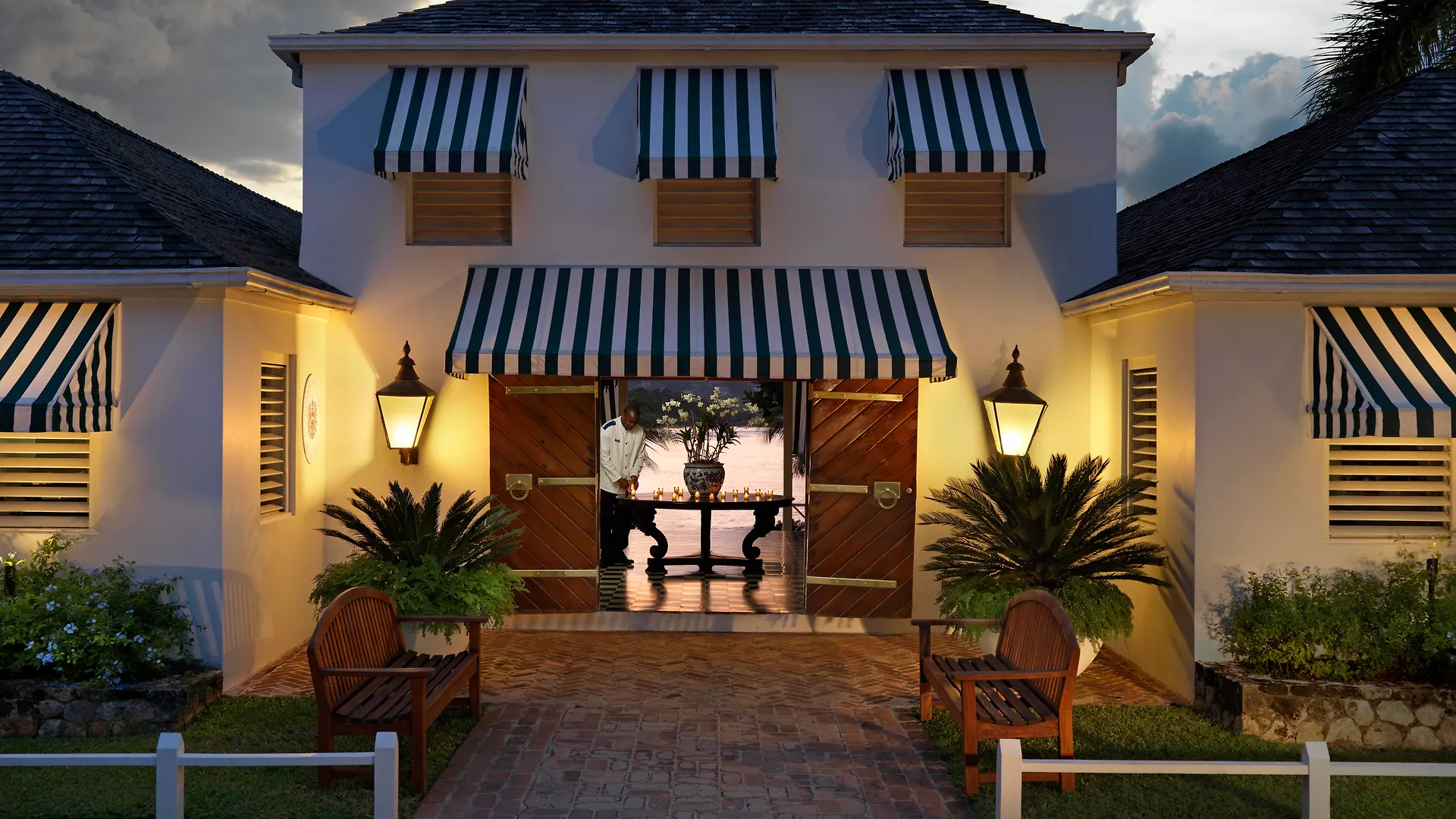 Round Hill Hotel & Villas location